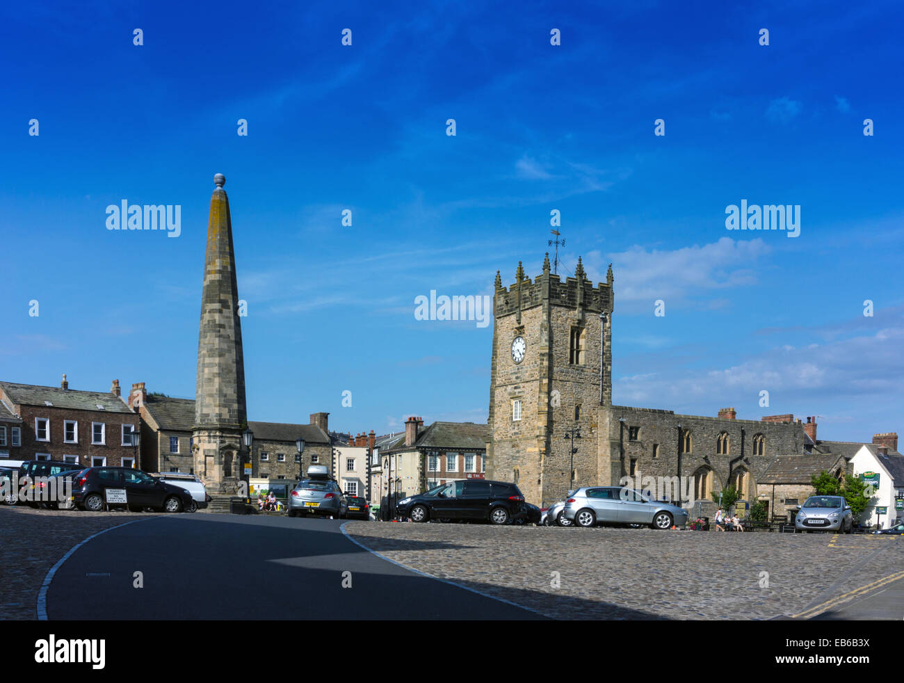 Richmond market place con croce di mercato, automobili parcheggiate e chiesa parrocchiale Foto Stock