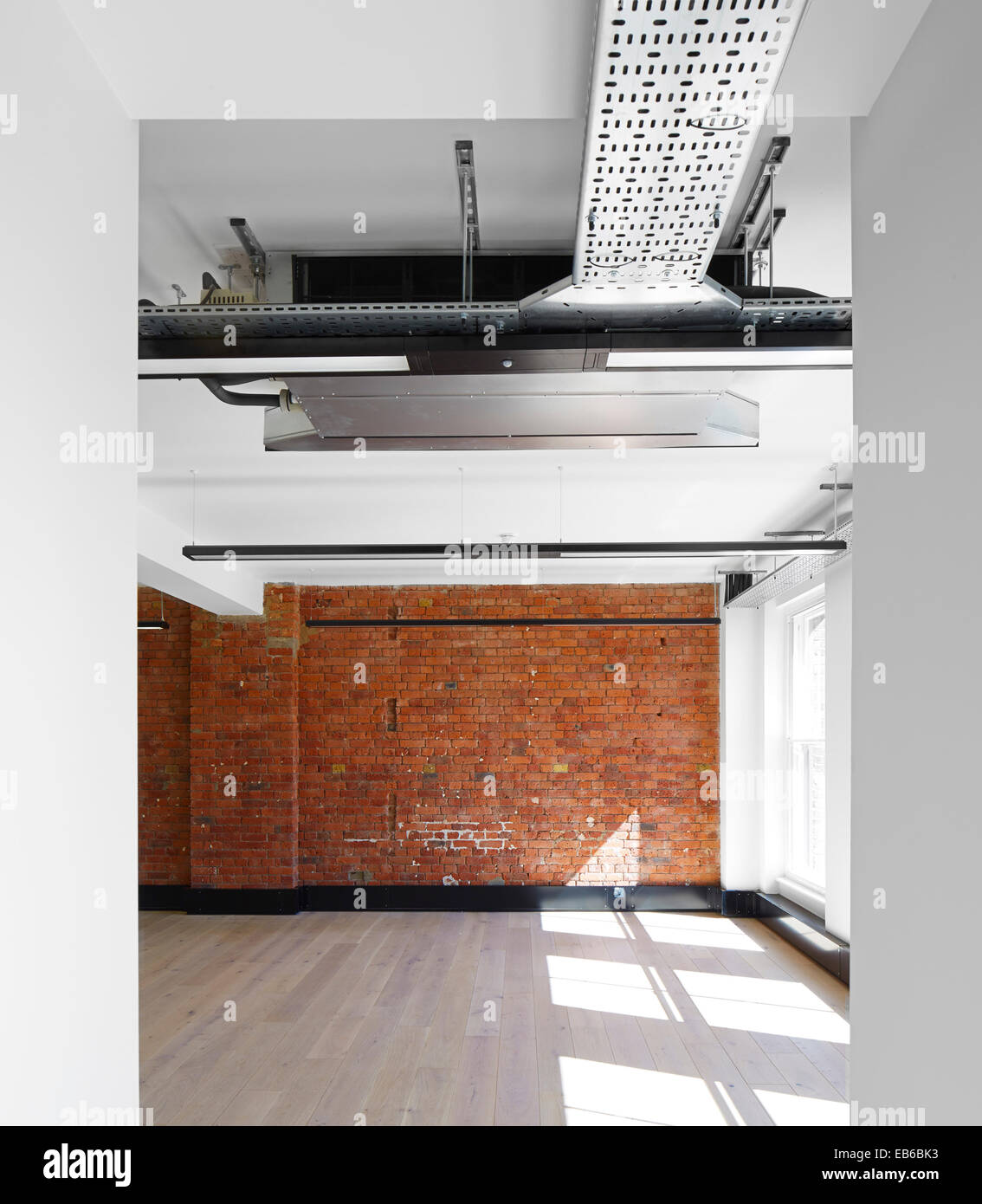 151-153 Lector Court, Londra, Regno Unito. Architetto: Ben Adams architetti, 2014. Dettaglio del piano aperto in ufficio. Foto Stock