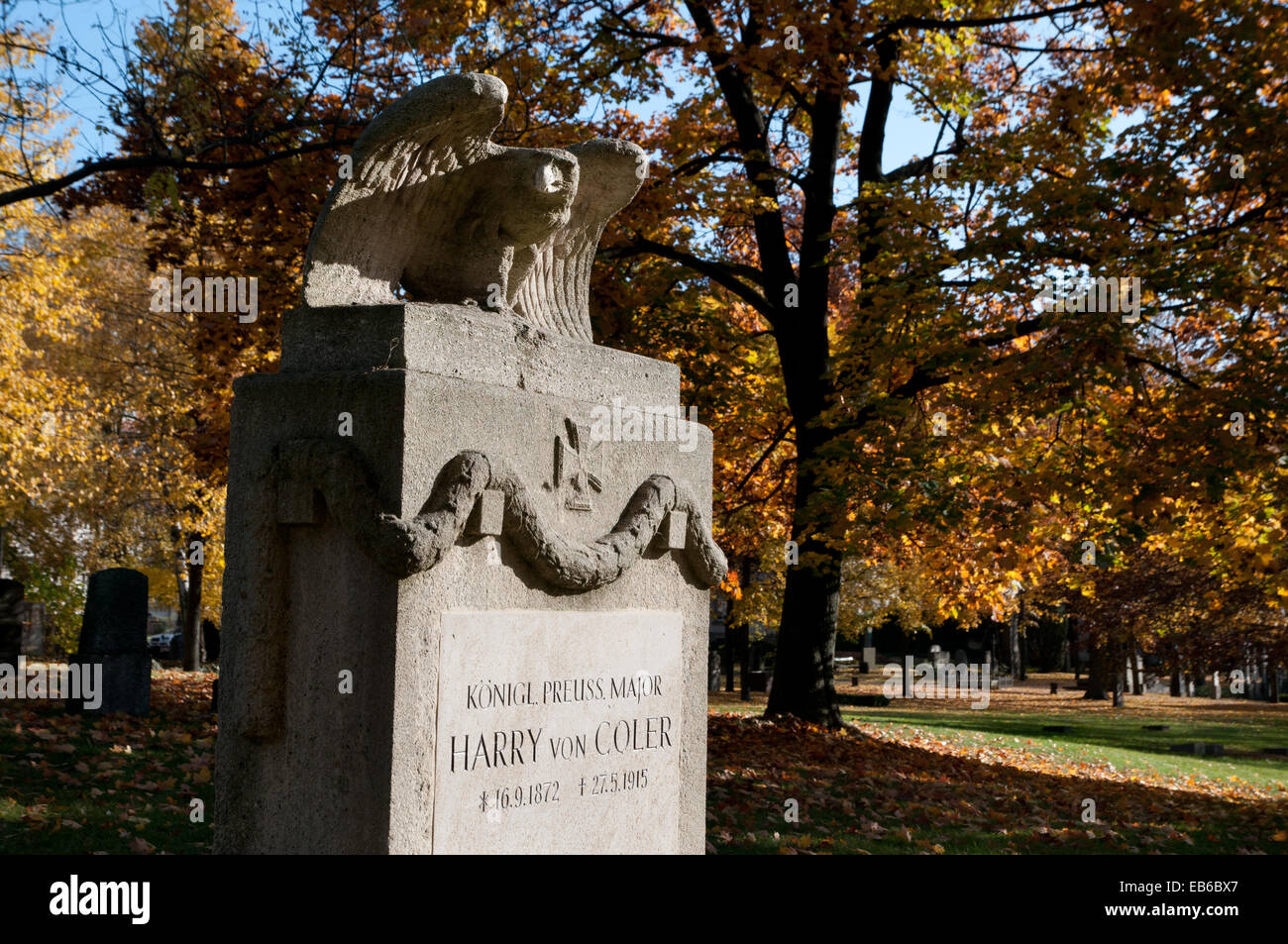 Aquila di pietra scultura sulla tomba di ufficiali prussiano, cimitero Invalidenfriedhof, Berlino Foto Stock