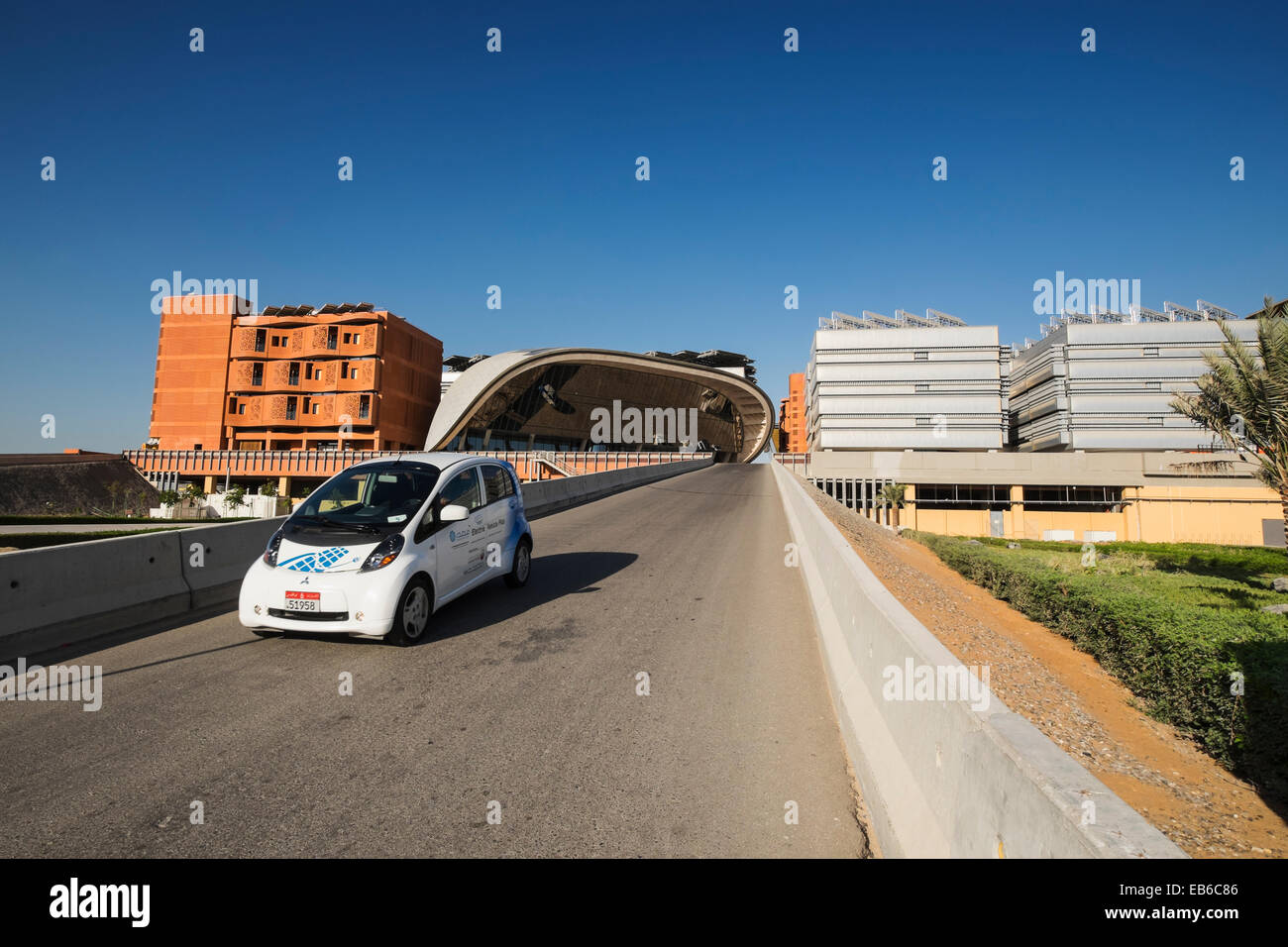Auto elettrica presso l'Istituto di Scienza e tecnologia a Masdar City ad Abu Dhabi Emirati Arabi Uniti Foto Stock