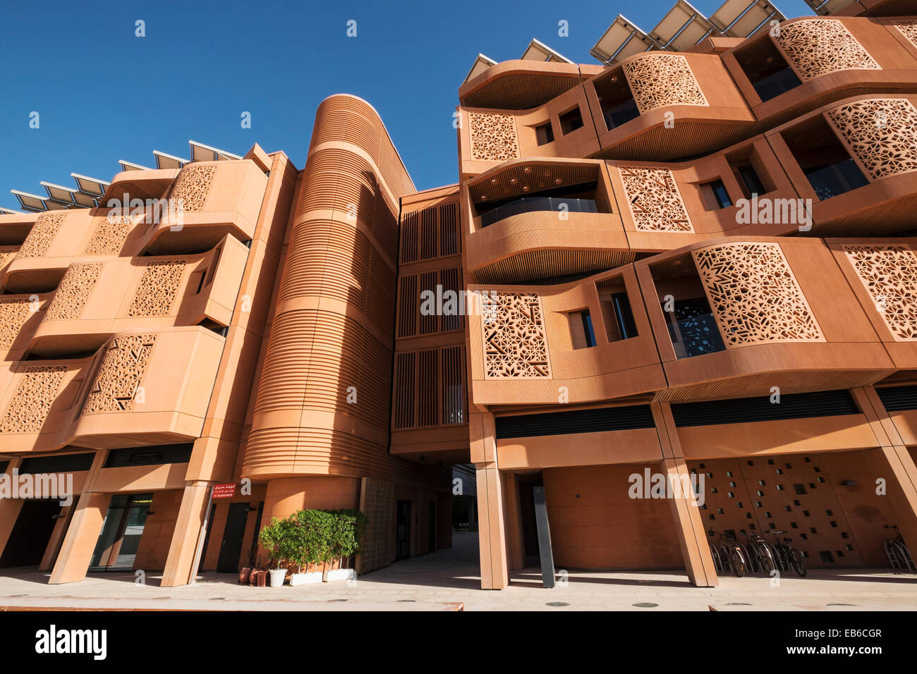 Studente moderno edificio alloggio presso l'Istituto di Scienza e tecnologia a Masdar City ad Abu Dhabi Emirati Arabi Uniti Foto Stock