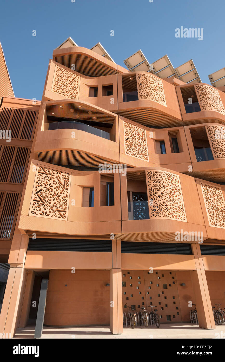Studente moderno edificio alloggio presso l'Istituto di Scienza e tecnologia a Masdar City ad Abu Dhabi Emirati Arabi Uniti Foto Stock