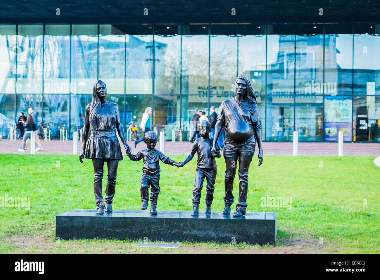 Una vera e propria famiglia di Birmingham statua in bronzo Foto Stock