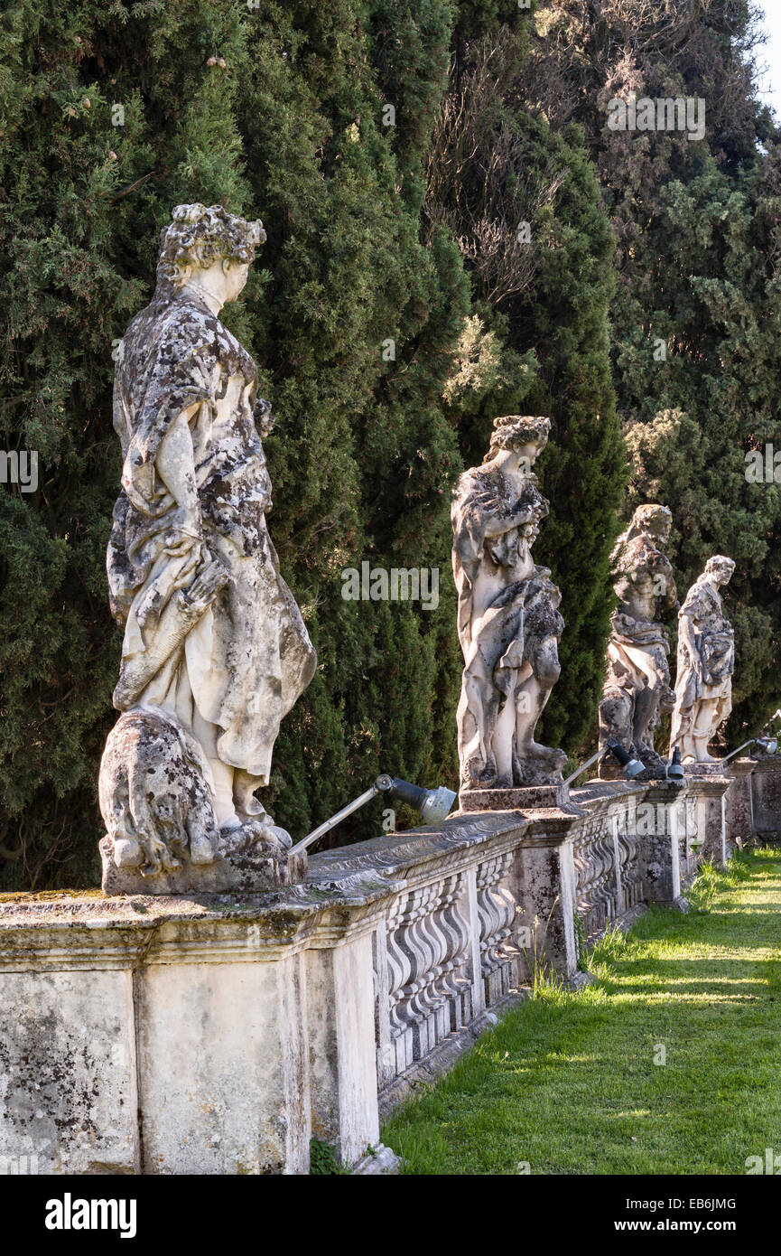 Statue da giardino immagini e fotografie stock ad alta risoluzione