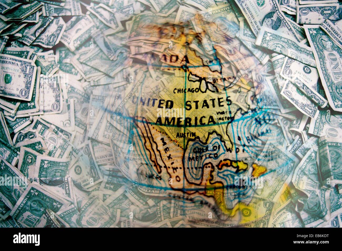 Muchos dolares con imagen borrosa de globo terraqueo, America, EEUU, molti dollari con blur globe, America, STATI UNITI D'AMERICA, Foto Stock