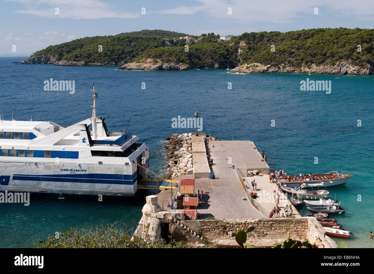 Il molo di San Nicola Isola di San Domino isola sullo sfondo, Tremiti,  Italia Foto stock - Alamy