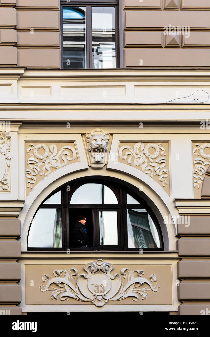 Close up della facciata di edificio Art Nouveau, Elizabetes iela 33, Riga, Lettonia progettato da Mikhail Eisenstein, persona nella finestra Foto Stock