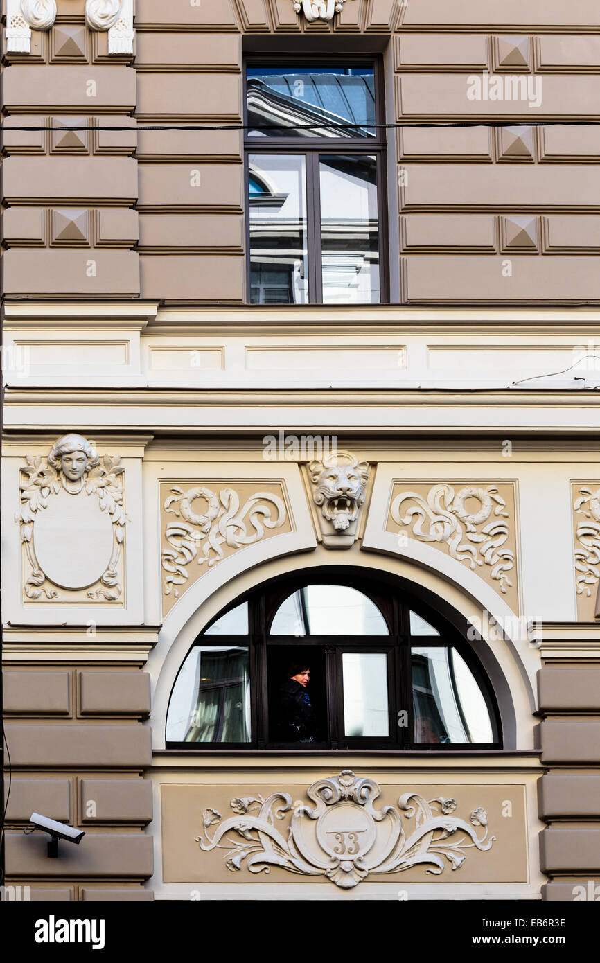 Close up della facciata di edificio Art Nouveau, Elizabetes iela 33, Riga, Lettonia progettato da Mikhail Eisenstein, persona nella finestra Foto Stock