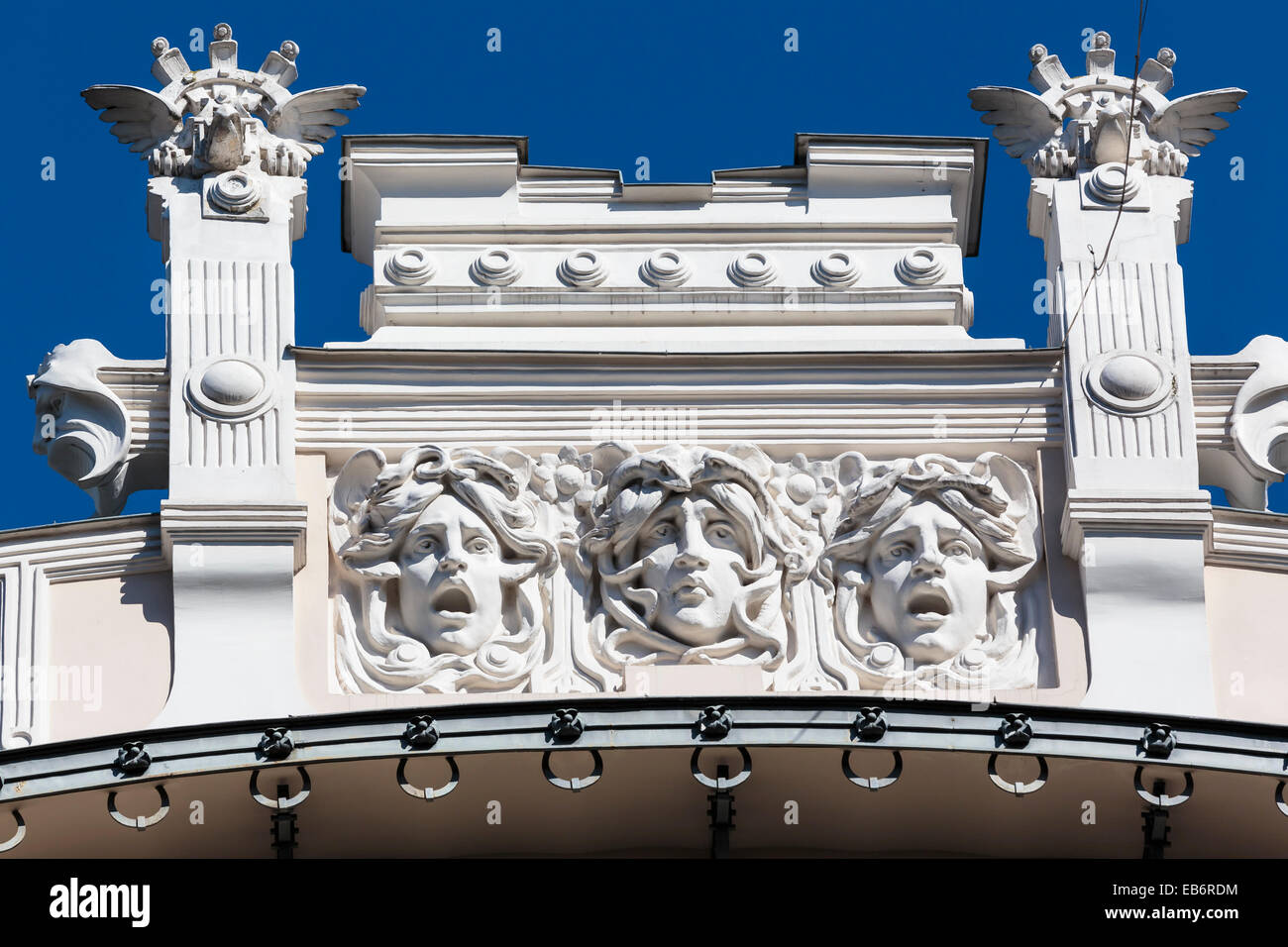 Facciata del palazzo in stile art nouveau, progettato da Mikhaël Eisenstein, Alberta Iela, Riga, Lettonia Foto Stock