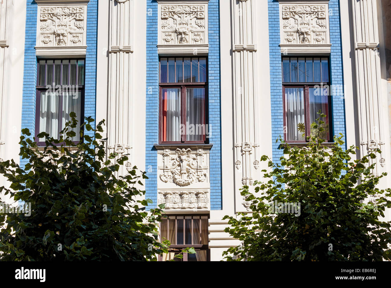 Facciata del palazzo in stile art nouveau, progettato da Mikhaël Eisenstein, Alberta Iela, Riga, Lettonia Foto Stock