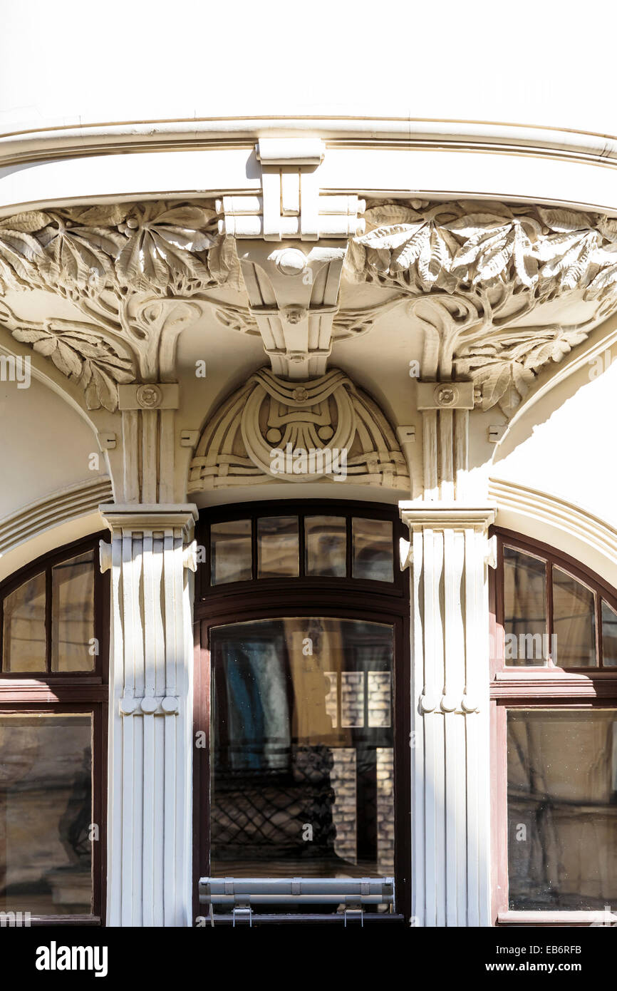 Facciata del palazzo in stile art nouveau, progettato da Mikhaël Eisenstein, Alberta Iela, Riga, Lettonia Foto Stock