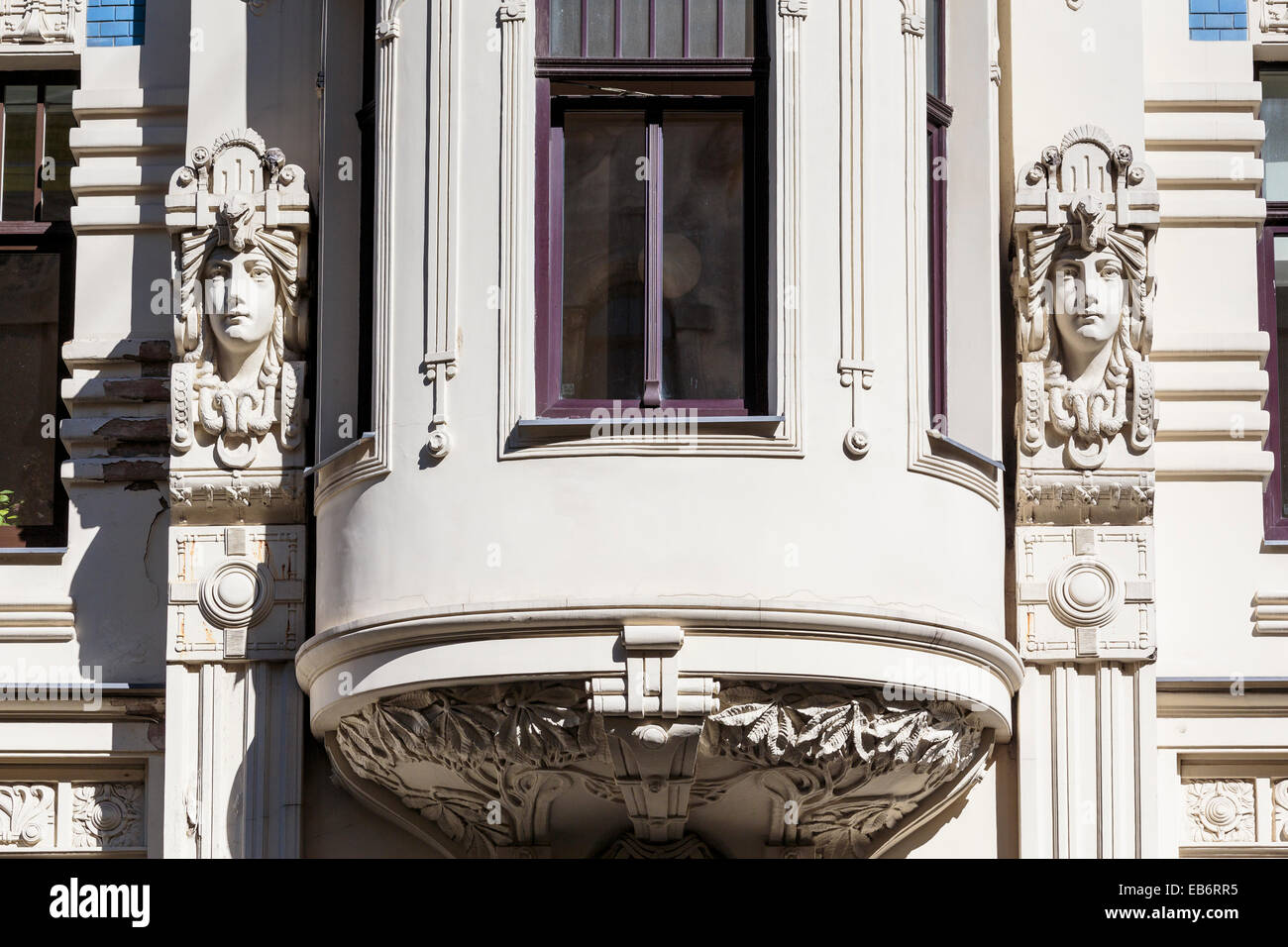 Facciata del palazzo in stile art nouveau, progettato da Mikhaël Eisenstein, Alberta Iela, Riga, Lettonia Foto Stock