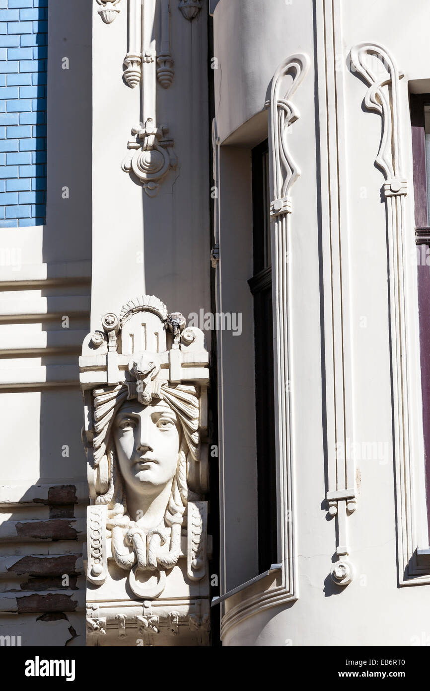 Facciata del palazzo in stile art nouveau, progettato da Mikhaël Eisenstein, Alberta Iela, Riga, Lettonia Foto Stock