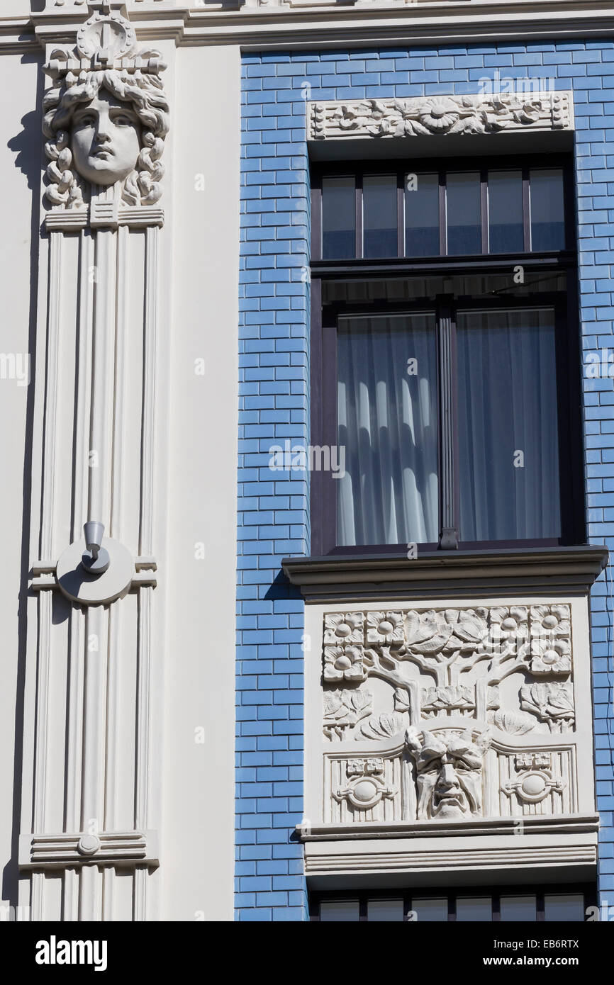 Facciata del palazzo in stile art nouveau, progettato da Mikhaël Eisenstein, Alberta Iela, Riga, Lettonia Foto Stock