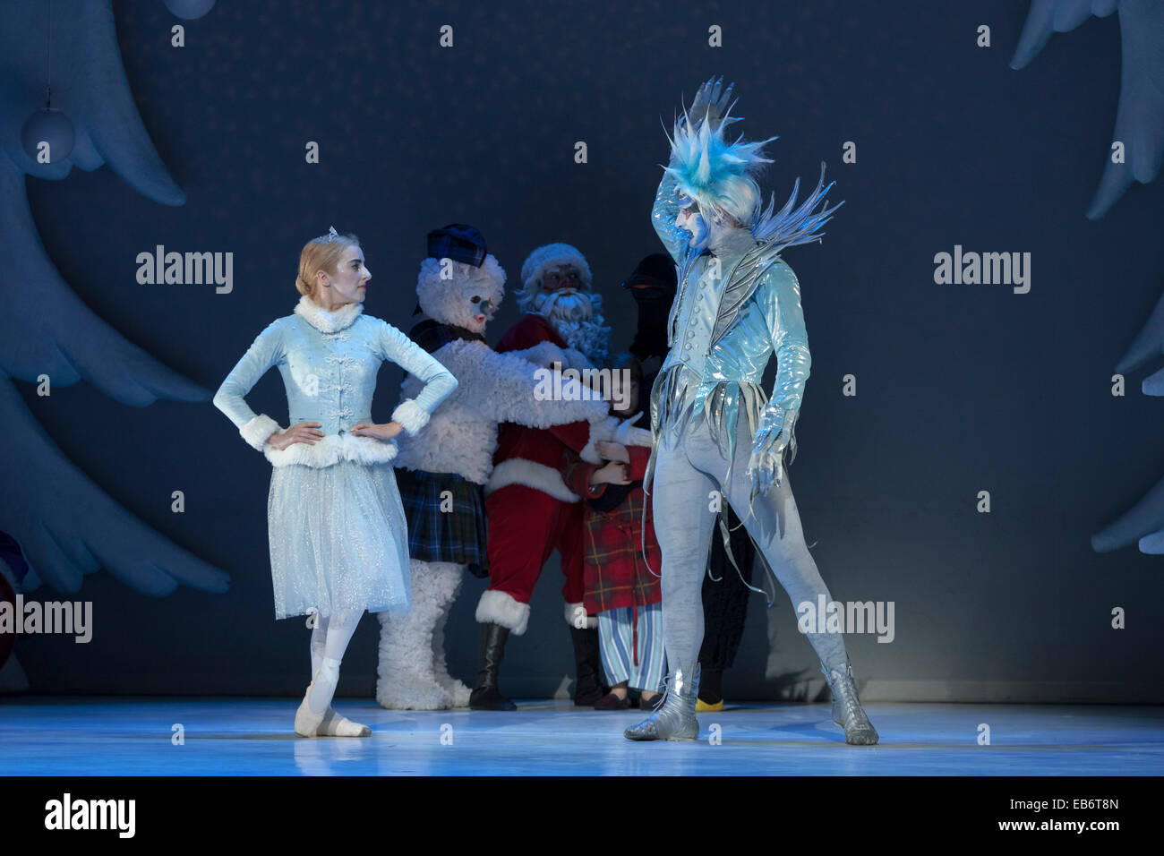 Domenico Ramelli come Jack Frost & Caroline Crawley come la principessa di ghiaccio in 'Il pupazzo di neve" presso il Peacock Theatre. Foto Stock