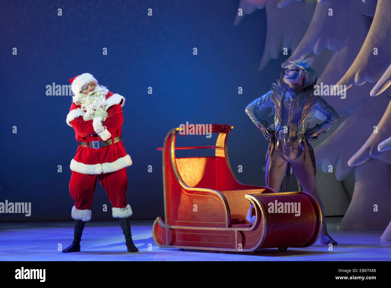 Domenico Ramelli come Jack Frost & Federico Casadei come Babbo Natale in 'Il pupazzo di neve" presso il Peacock Theatre. Foto Stock