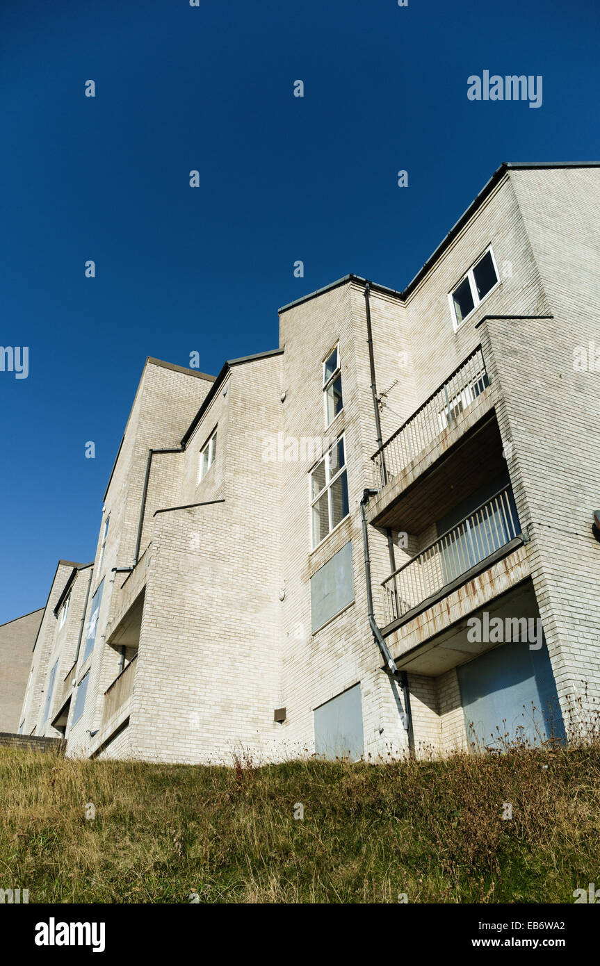 Intavolato condannato a essere demolita negli anni settanta architettura brutale blocco di appartamenti Appartamenti, Plas Morolwg, Aberystwyth REGNO UNITO Foto Stock