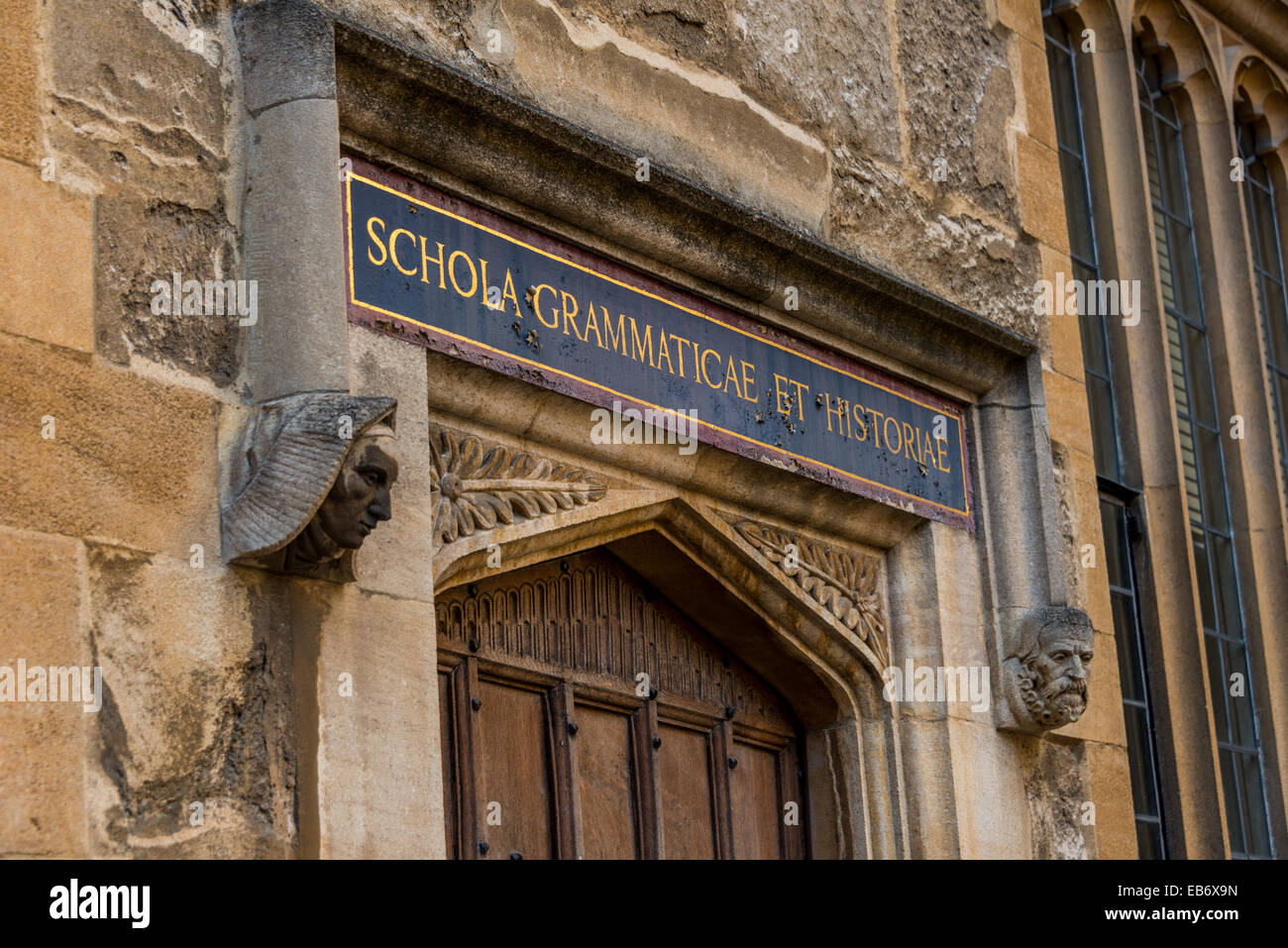 Porta nelle vecchie scuole del quadrangolo di la Bodleian Library per Schola Grammaticae et Historiae - la grammatica e la storia Foto Stock