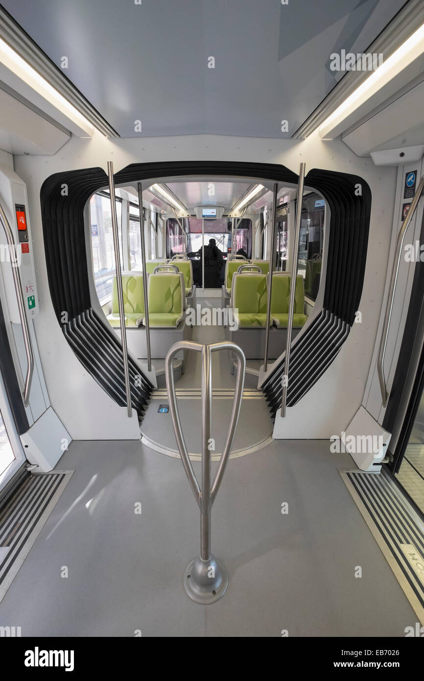 Interno del carrello del tram sulla nuova Dubai sistema tramviario di Marina District di Dubai Emirati Arabi Uniti Foto Stock