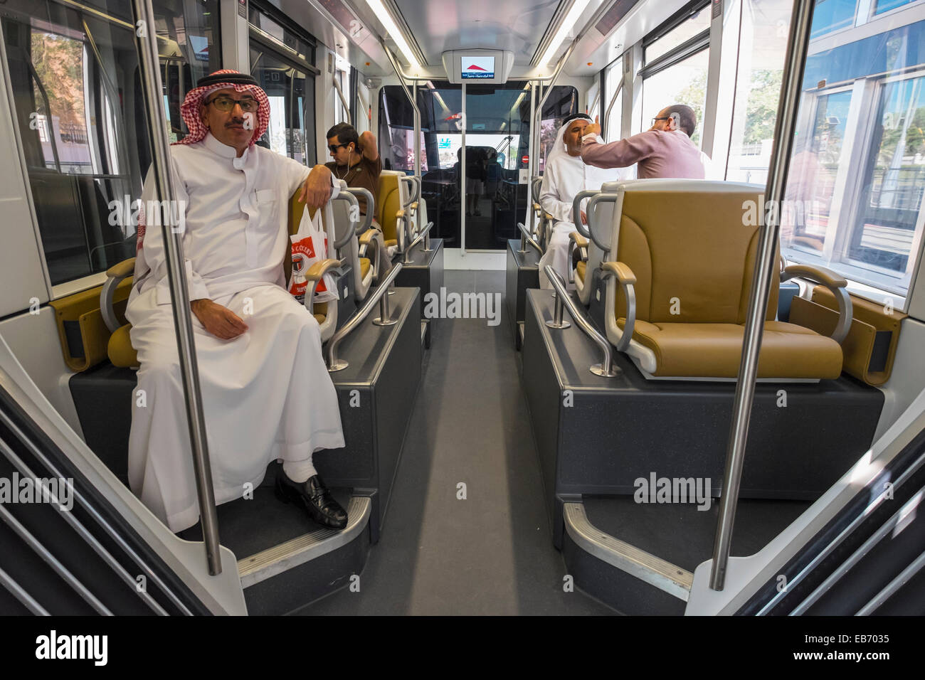 Interno della classe oro trasporto di tram con passeggeri a Dubai nuovo sistema tramviario di Marina District di Dubai Regno emirato Arabo Foto Stock