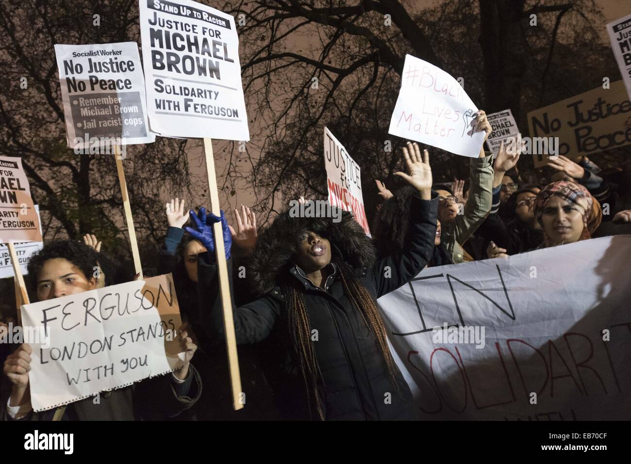 London, Londra, Regno Unito. 26 Nov, 2014. I dimostranti si riuniscono di fronte all'ambasciata americana a Londra per manifestare contro la decisione da parte di una giuria di non caricare funzionario di polizia Darren Wilson per la ripresa di dead Michael Brown, un inerme 18-anno-vecchio, in una zona residenziale a lato strada di Ferguson il 9 agosto. © Lee Thomas/ZUMA filo/Alamy Live News Foto Stock