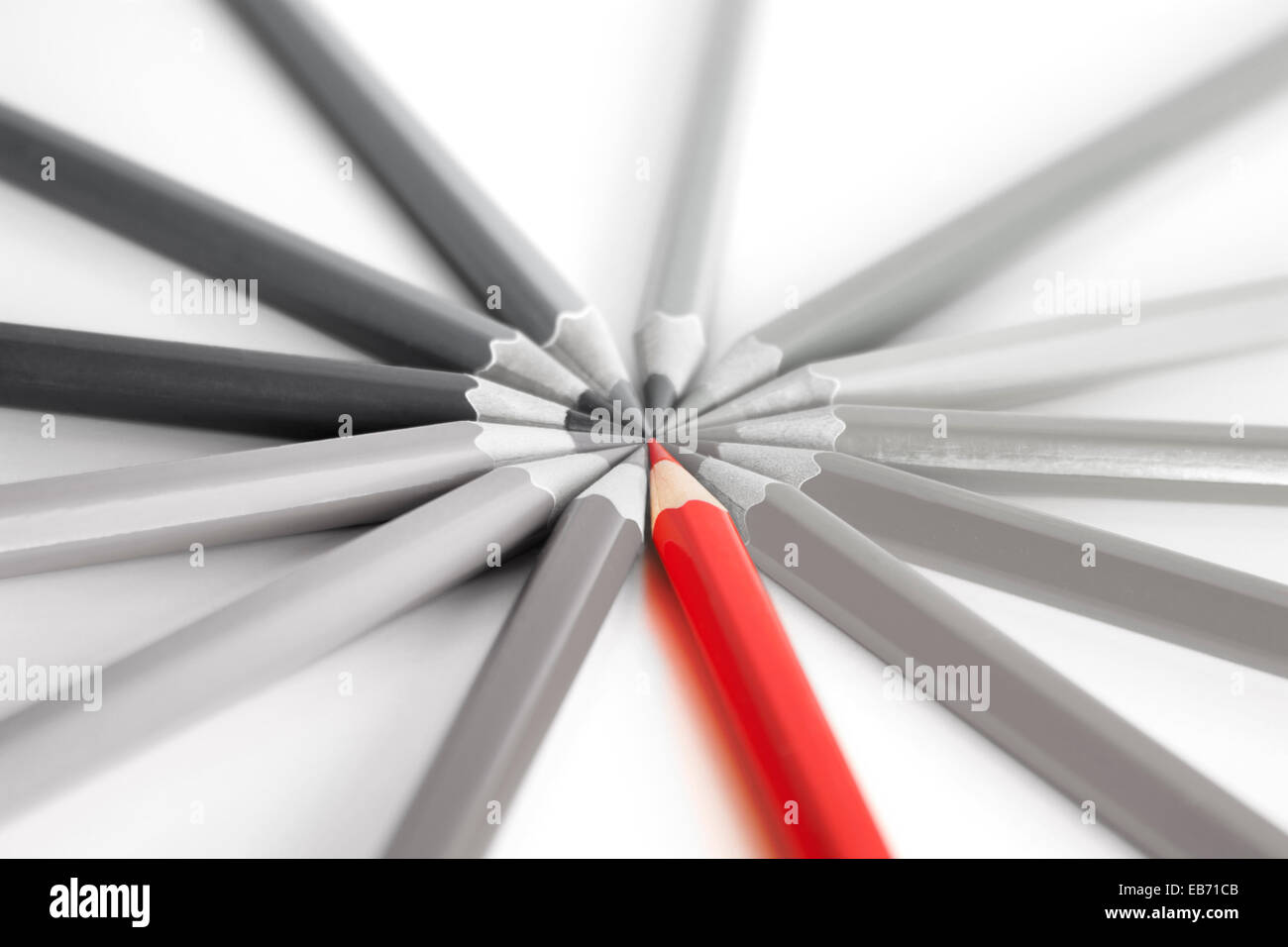 Luminose matita rossa spicca tra le matite di colore grigio, concetto di pensare in modo diverso e al di fuori del riquadro. Su uno sfondo bianco wit Foto Stock