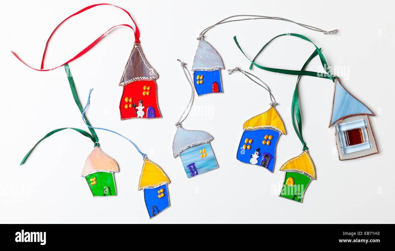 Set di vetrate colorate a mano decorazioni di Natale case su sfondo bianco Foto Stock