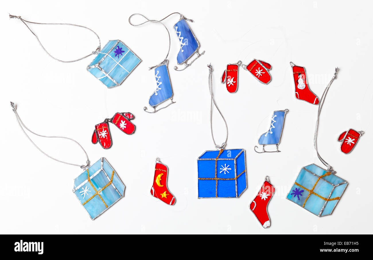 Set di vetrate colorate a mano decorazioni di Natale su sfondo bianco Foto Stock
