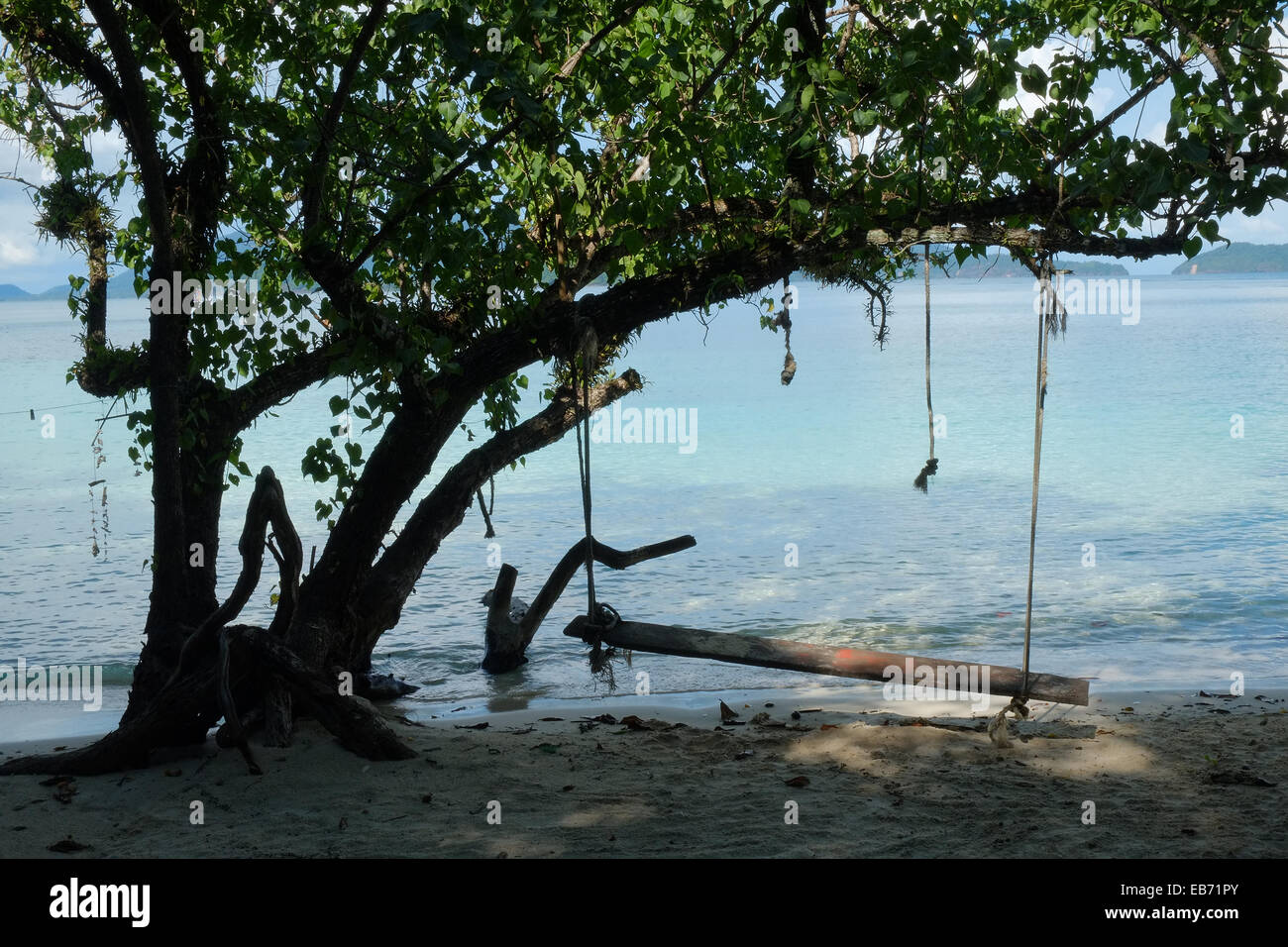 Koh Wai, della Thailandia . 27 Nov, 2014. Nessuno approfittando di swing sopra le acque calde a Pakarang Resort Koh Wai. Centinaia ogni giorno visita ma pochi pernottamento sull'isola. Numero di turisti verso il basso dal visitatore tradizionali paesi, sebbene aumentare da Cina e Russia. Il primo ministro, un uomo militare inserito dopo il colpo di stato, ha annunciato che le elezioni non può essere mantenuto fino al 2016. Inizialmente mostra un backpacker avente le cose rubate e poi egli si riscalda per il paese e il suo popolo. Credito: Paolo Quayle/Alamy Live News Foto Stock