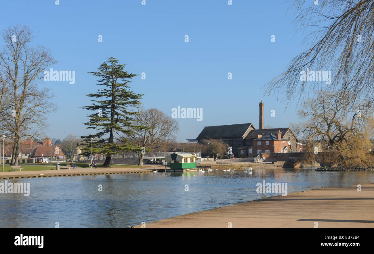 Vista sul Fiume Avon dalla massa di ricreazione verso Cox's Yard, Stratford upon Avon, Warwickshire, Inghilterra, Regno Unito Foto Stock