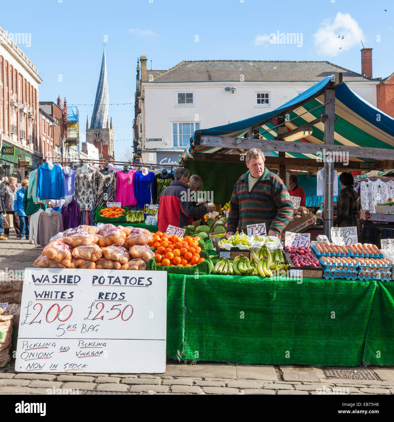 Frutta e verdura di stallo di mercato a Chesterfield mercato, luogo di mercato, Chesterfield, Derbyshire, England, Regno Unito Foto Stock