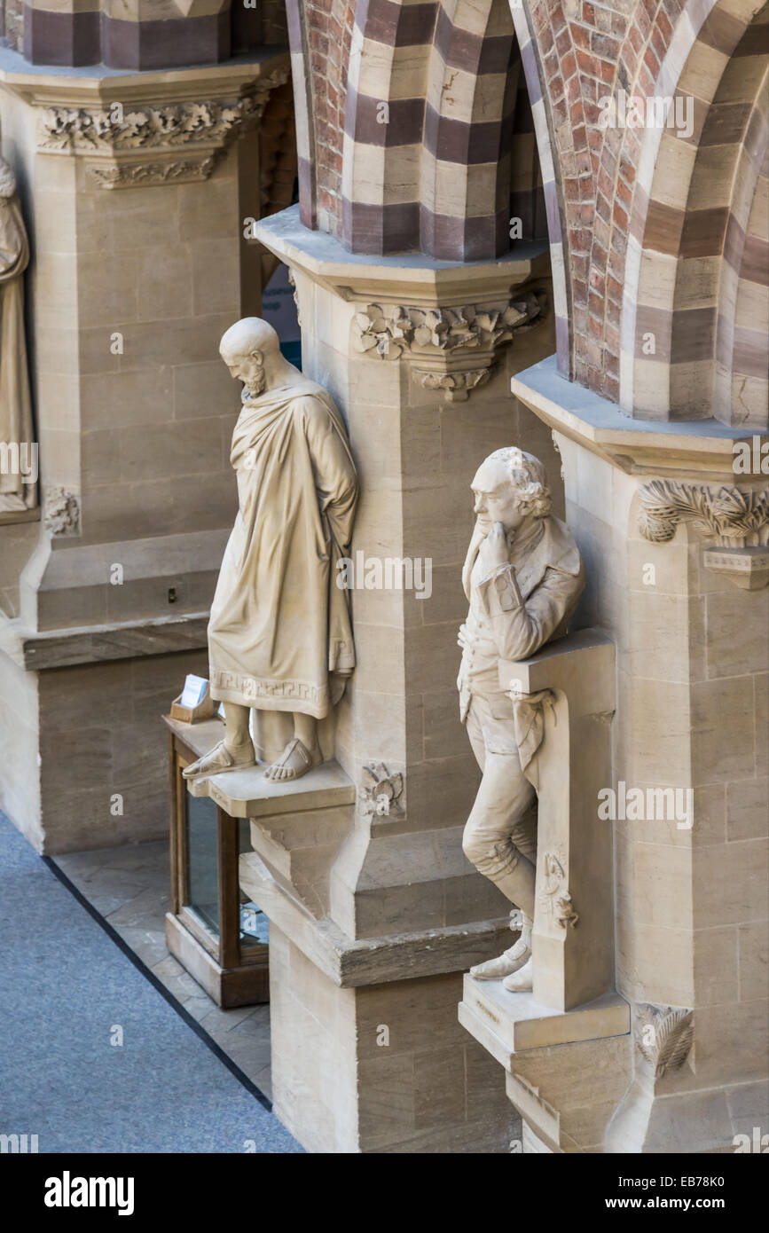 Statue di famosi pensatori e scienziati la linea pareti presso la Oxford University del Museo di Storia Naturale. Il OUNHM visualizza il Foto Stock