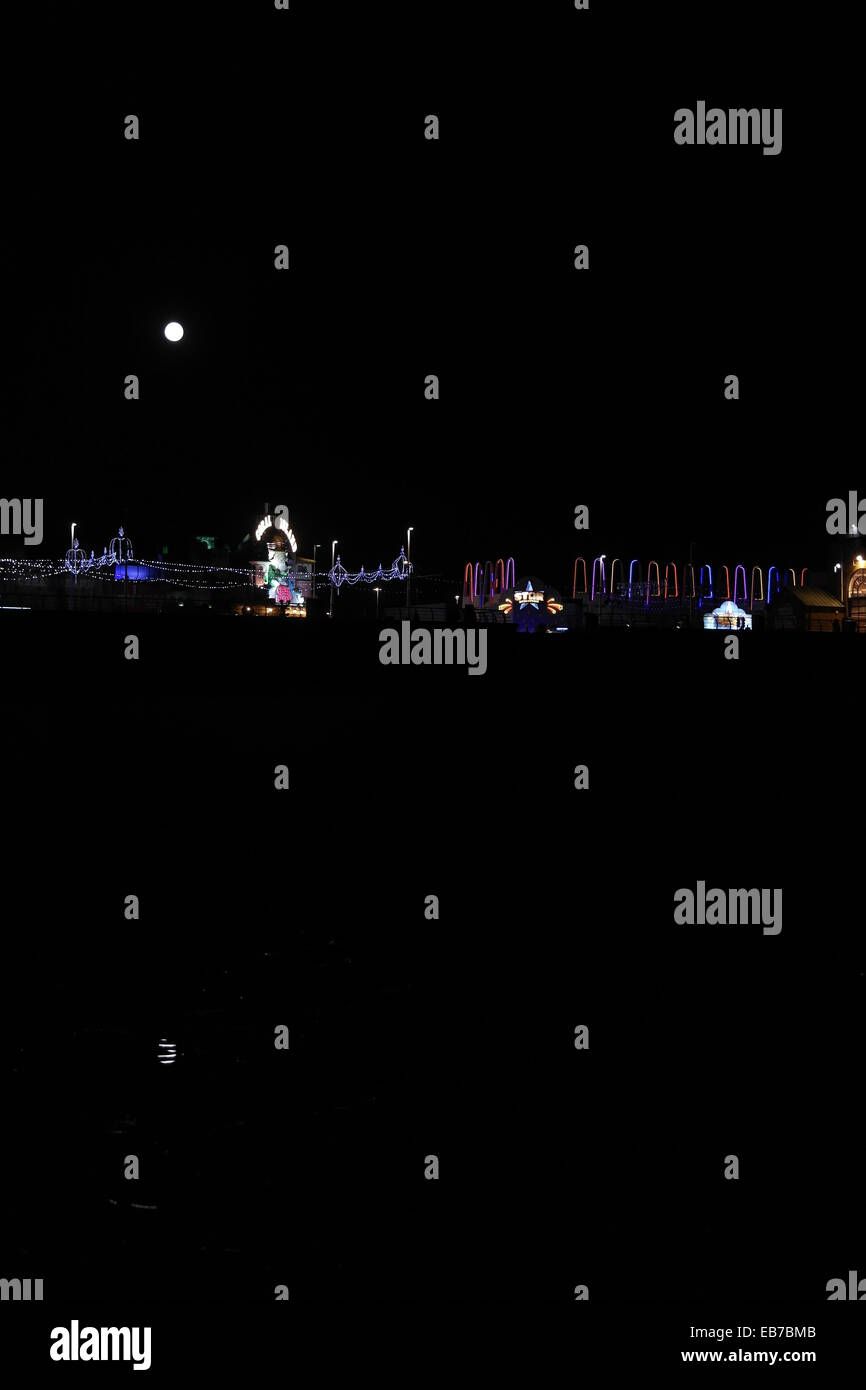 Luna piena vista spiaggia Bling illuminato, Coral Island e attrazione portici, Central Promenade, Blackpool luminarie, REGNO UNITO Foto Stock
