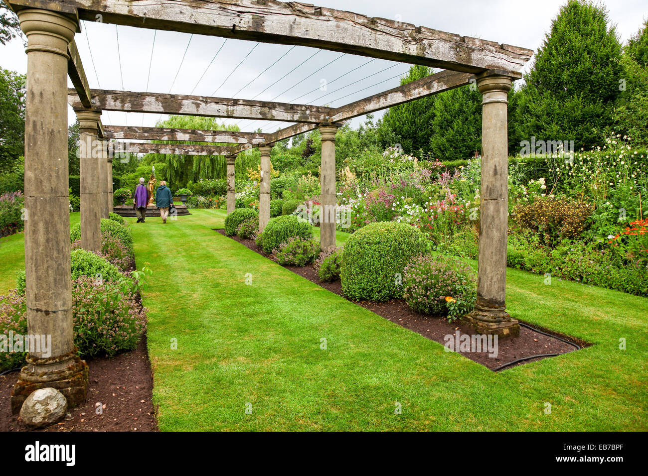Siepi topiari e tasso a Wilkins Pleck giardino, Whitmore, Newcastle sotto Lyme, Stoke on Trent, Staffordshire, Inghilterra, Regno Unito Foto Stock