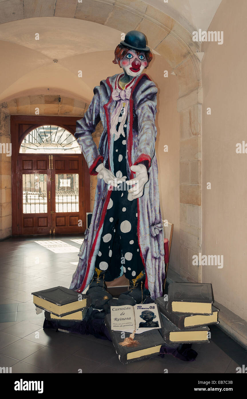 Clown gigante sui galleggianti delle parti Reinosa Cantabria, SPAGNA Foto Stock