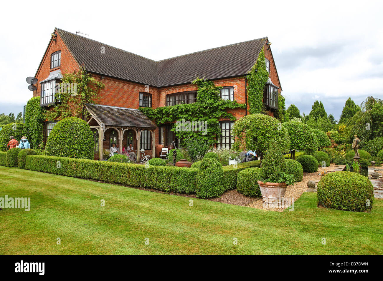 Siepi topiari e tasso a Wilkins Pleck giardino, Whitmore, Newcastle sotto Lyme, Stoke on Trent, Staffordshire, Inghilterra, Regno Unito Foto Stock