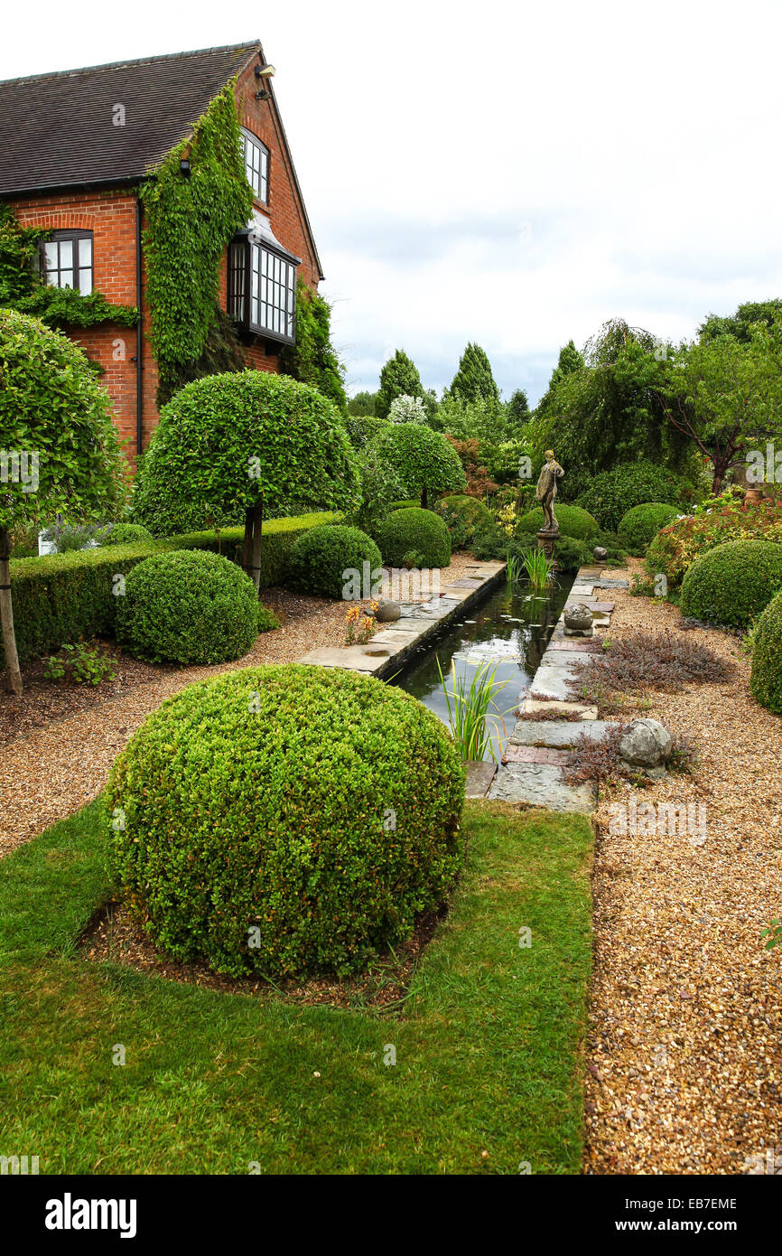 Siepi topiari e tasso a Wilkins Pleck giardino, Whitmore, Newcastle sotto Lyme, Stoke on Trent, Staffordshire, Inghilterra, Regno Unito Foto Stock