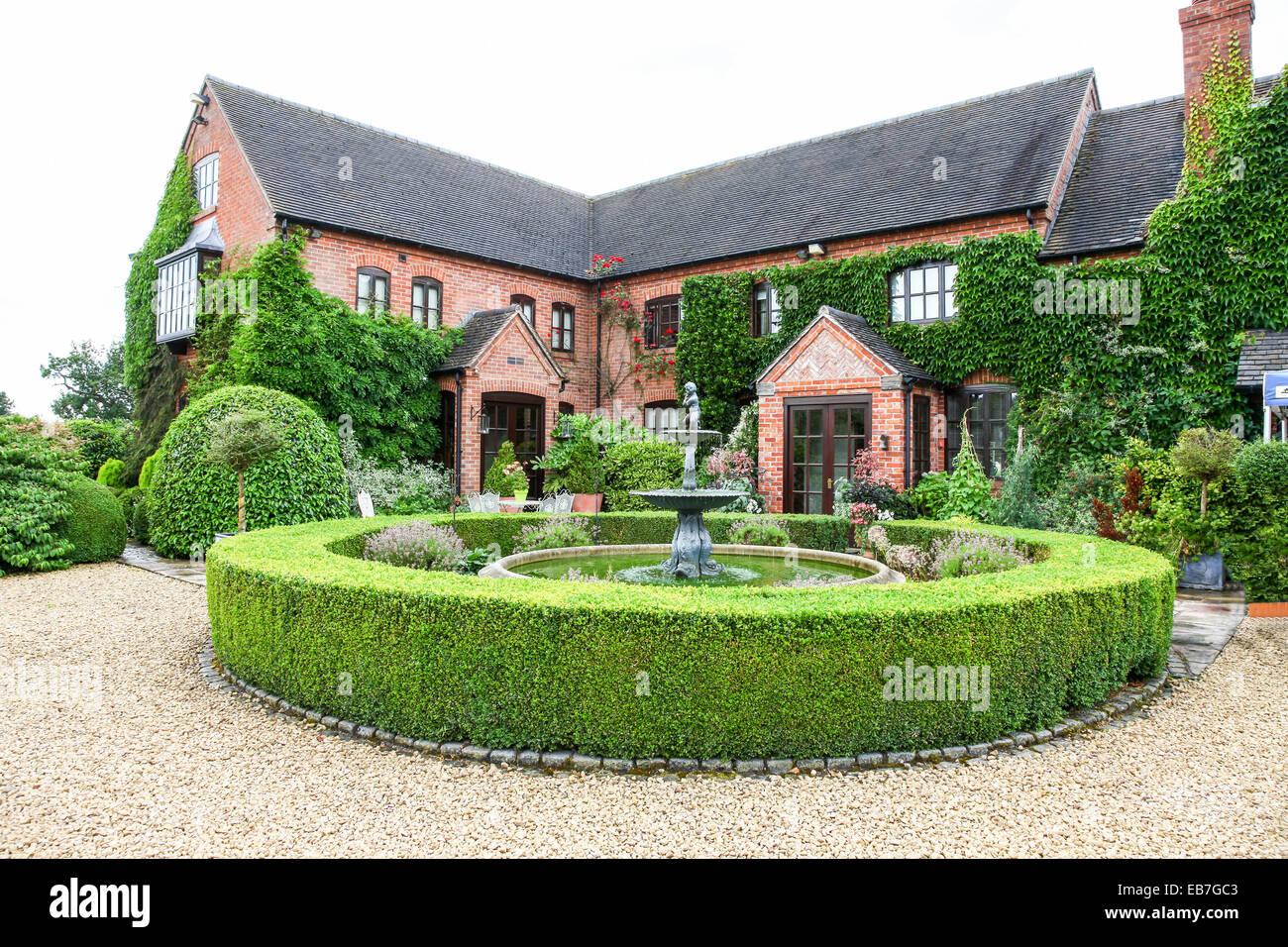 Siepi topiari e tasso a Wilkins Pleck giardino, Whitmore, Newcastle sotto Lyme, Stoke on Trent, Staffordshire, Inghilterra, Regno Unito Foto Stock