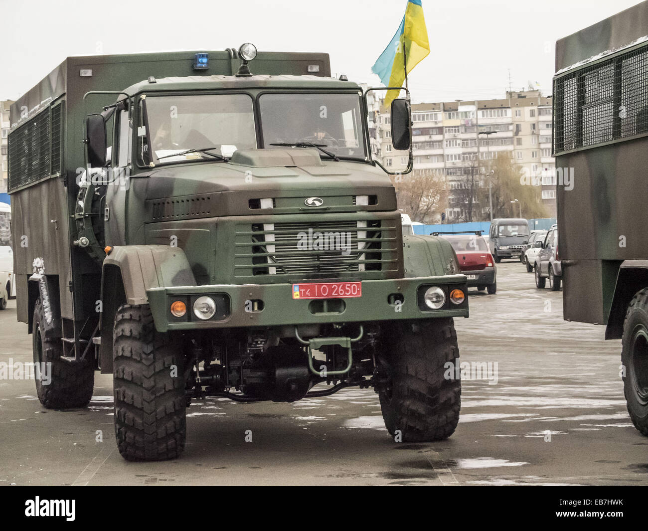 Nov. 27, 2014 - La Guardia Nazionale di Ucraina ha ricevuto nuovi veicoli blindati sulla base di ''KrAZ''. Questi veicoli sono progettati per il trasporto di personale sotto azione di guerra. © Igor Golovniov/ZUMA filo/Alamy Live News Foto Stock