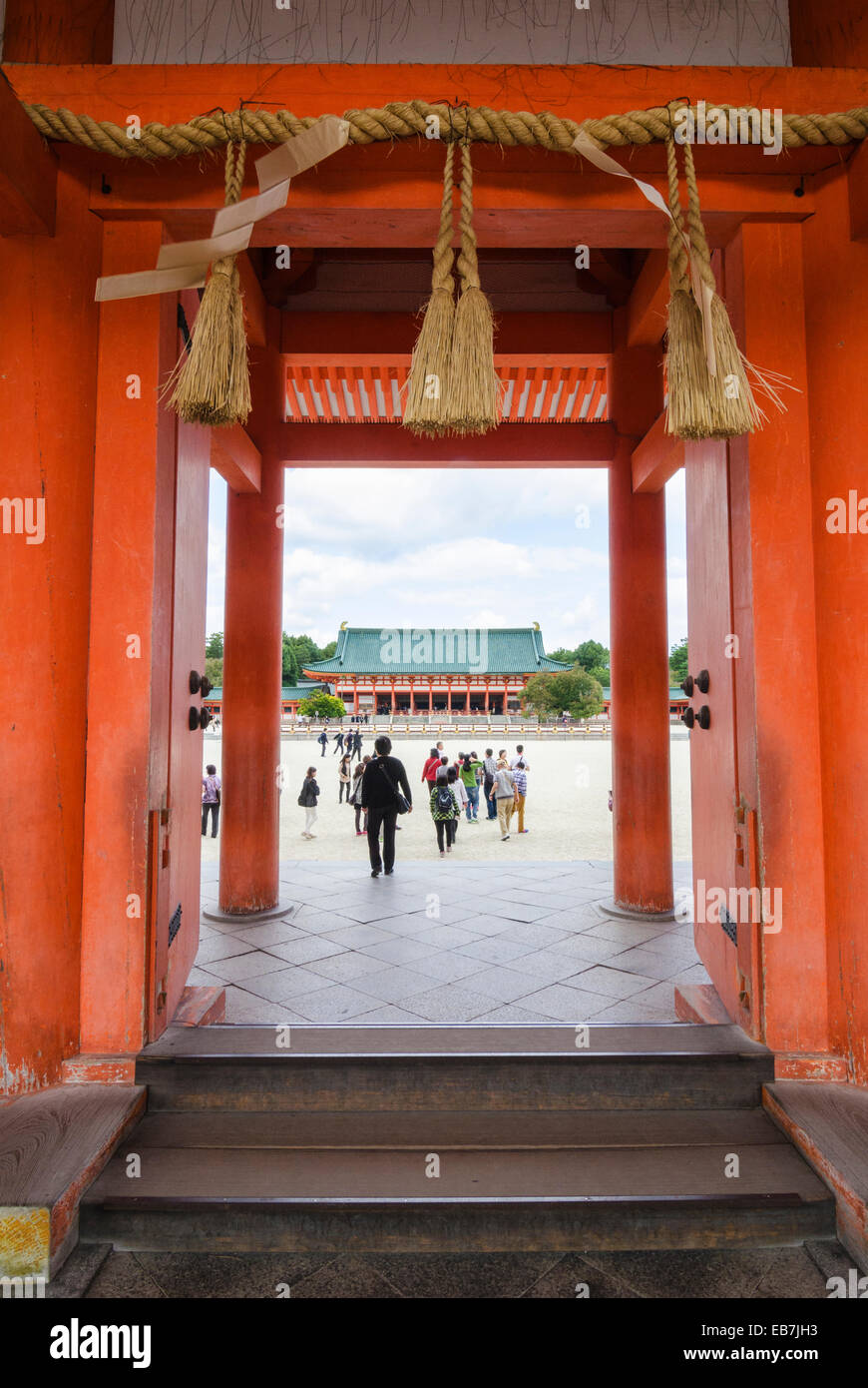 Vista incorniciata attraverso il cancello di ingresso del Santuario Heian, Kyoto, Kansai, Giappone Foto Stock