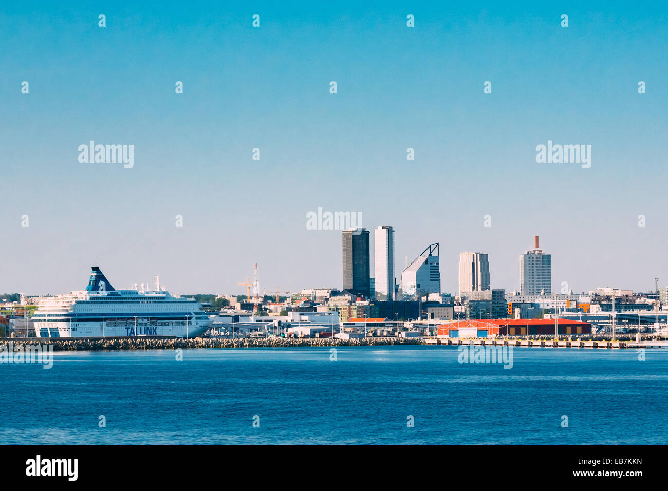 Skyline di Tallinn e il porto, la costa con il blu cielo chiaro all'alba, e l'Estonia. Vista dal mare del Golfo di Finlandia Foto Stock