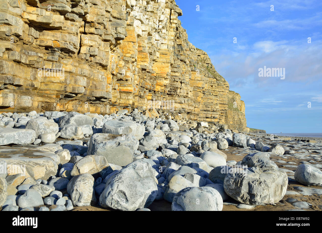 Scogliere e vista di col-huw Beach, Lantwit principali, Patrimonio Costa, Vale of Glamorgan, South Wales, Regno Unito Foto Stock
