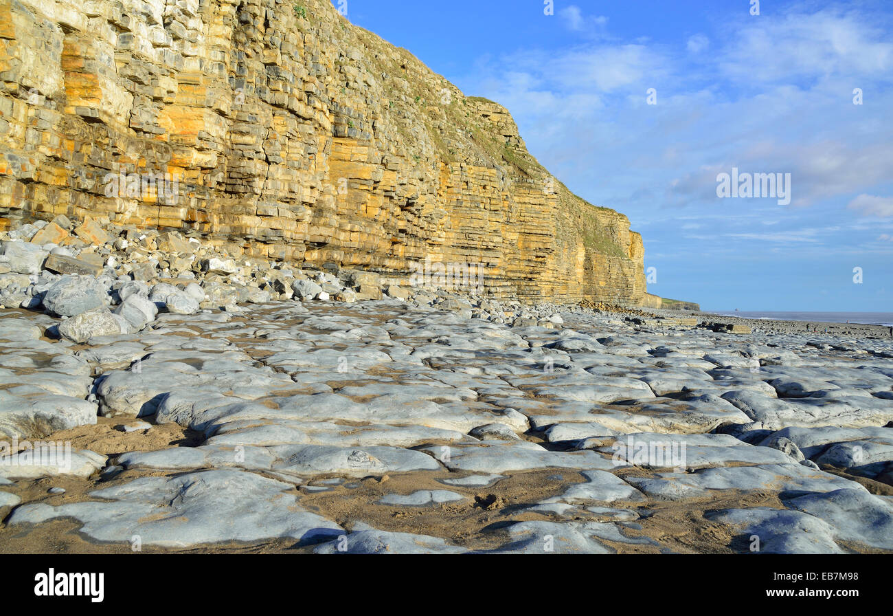 Scogliere e vista di col-huw Beach, Lantwit principali, Patrimonio Costa, Vale of Glamorgan, South Wales, Regno Unito Foto Stock