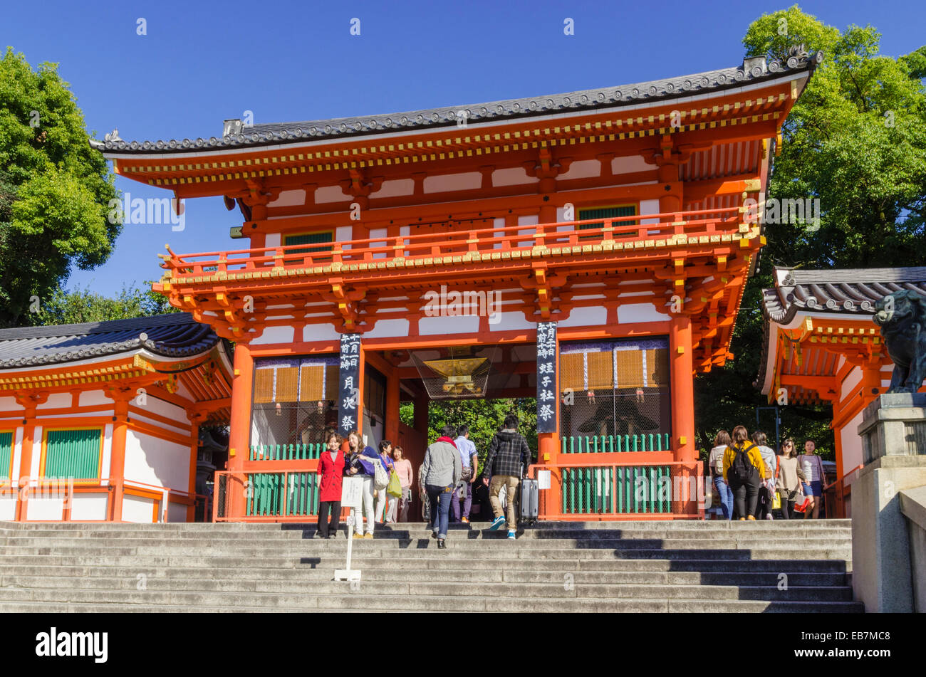 Un rosso cinabro gateway per il santuario Yasaka complessa, Kyoto, Kansai, Giappone Foto Stock