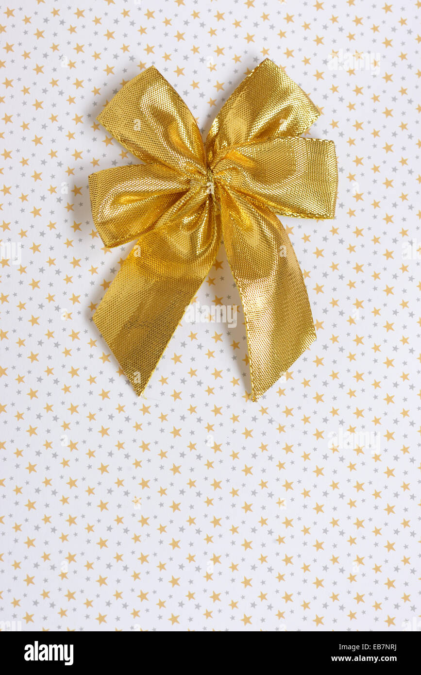 Dono oro bow isolato e sfondo con stelle Foto Stock