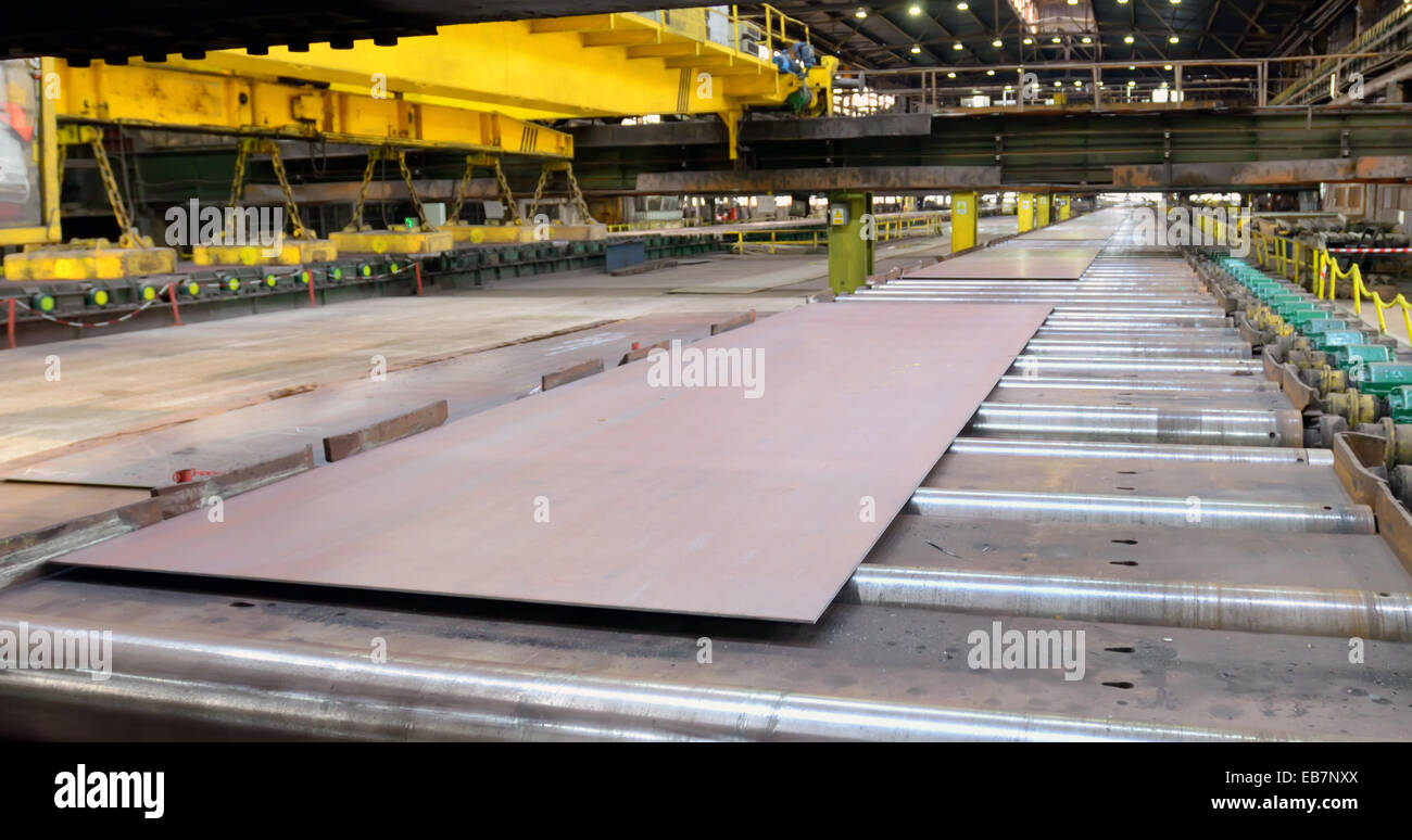 Foglio mulino in metallurgia ferrosa lavoro produce fogli di acciaio Foto Stock