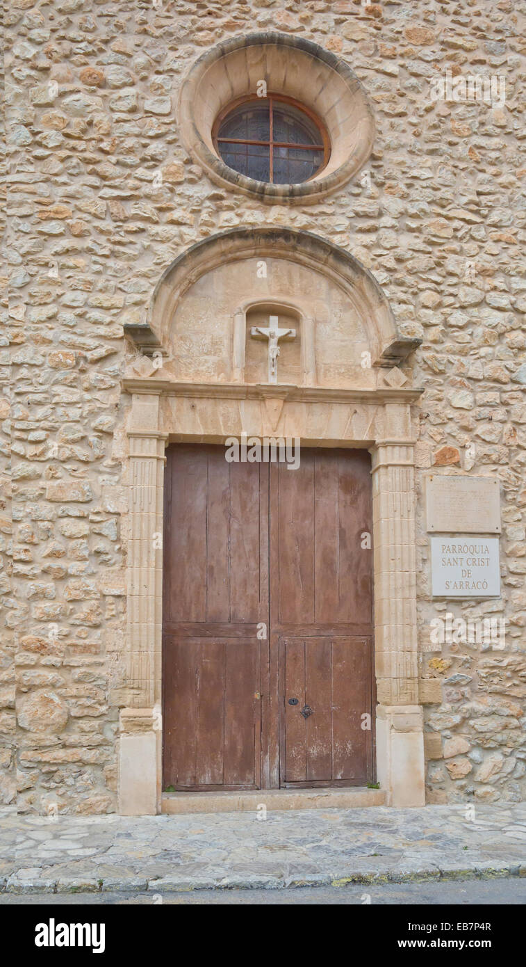 ARRACO, Maiorca, Spagna - 30 ottobre 2013: Dettaglio porta e croce di Sant Crist chiesa il 30 ottobre 2013 in Arraco, Mallorca, Balear Foto Stock