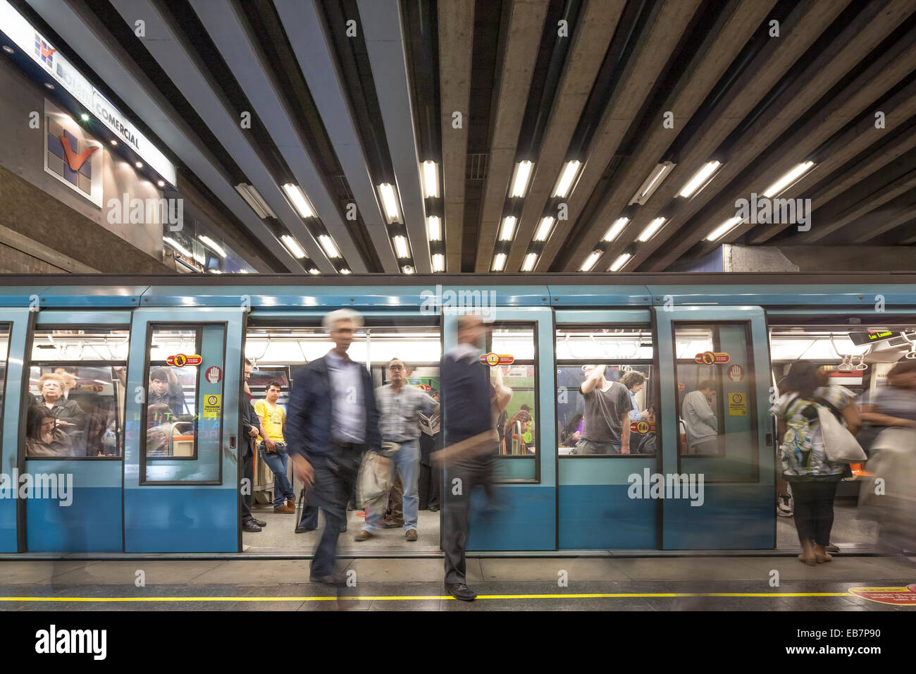 Santiago de Cile pendolari e lasciando entrare in Metro treno nella stazione della metropolitana durante le ore di punta. Foto Stock