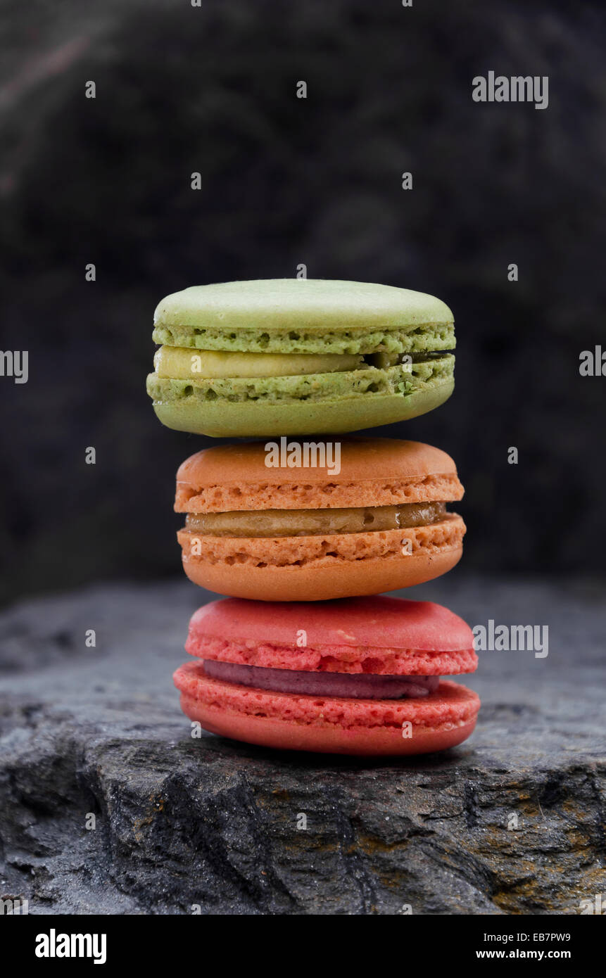 Pila di amaretti biscotti oltre la pietra grigia Foto Stock