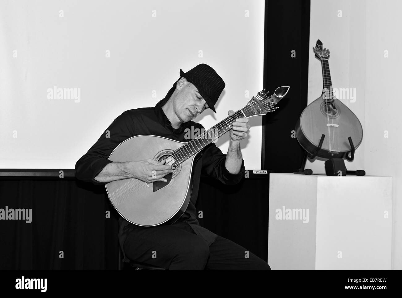 Il Portogallo, Algarve: musicista João Cuña giocando la Guitarra Portuguesa nel suo show Nel Museu Municipal in Faro Foto Stock
